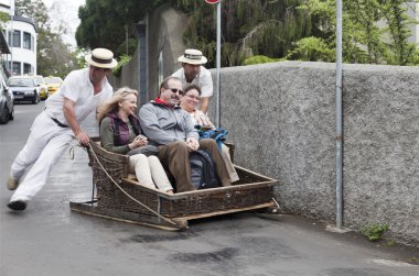 Funchal, Madeira - 20 Mayıs: Geleneksel yokuş aşağı kızak gezisine 20 Mayıs 2015 Madeira, Portekiz. Kızakları yerel ulaşım kullanılmıştır. Şu anda bu kızak biniciler bir turistik cazibe vardır