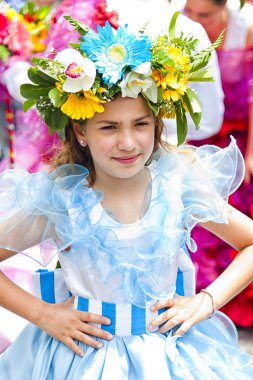 Funchal, Madeira - 20 Nisan 2015: Performans katılan çiçek Festivali geçit Madeira Adası, Portekiz üzerinde renkli ve ayrıntılı kostümleri ile.