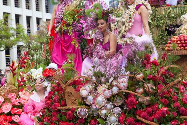 Funchal, Madeira - 20 Nisan 2015: Performans katılan çiçek Festivali geçit Madeira Adası, Portekiz üzerinde renkli ve ayrıntılı kostümleri ile.