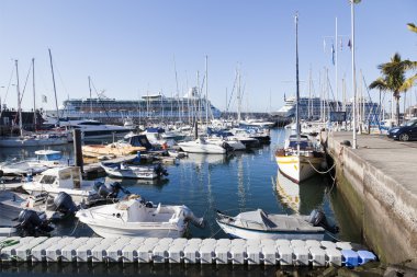Funchal seaport, Madeira Adası, Portekiz demirleyen Funchal, Madeira - Nisan 22, 2015:Yachts.