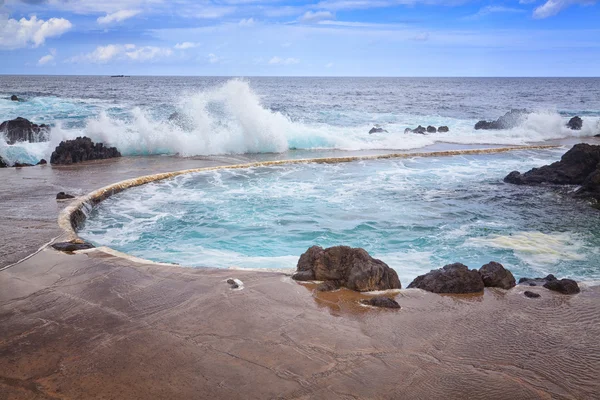 Orilla rocosa y piscina natural. Porto Moniz, Isla de Madeira, Portugal — Foto de Stock