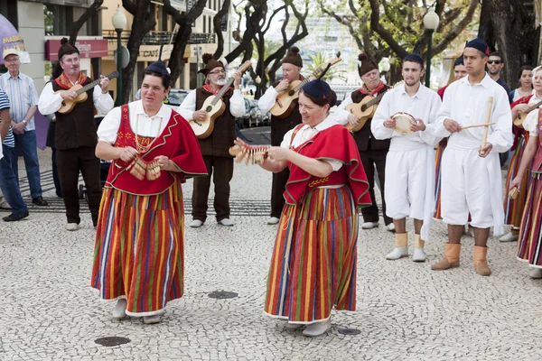 Funchal, Madeira - 20 Nisan 2015: Performans katılan çiçek Festivali geçit Madeira Adası, Portekiz üzerinde renkli ve ayrıntılı kostümleri ile.