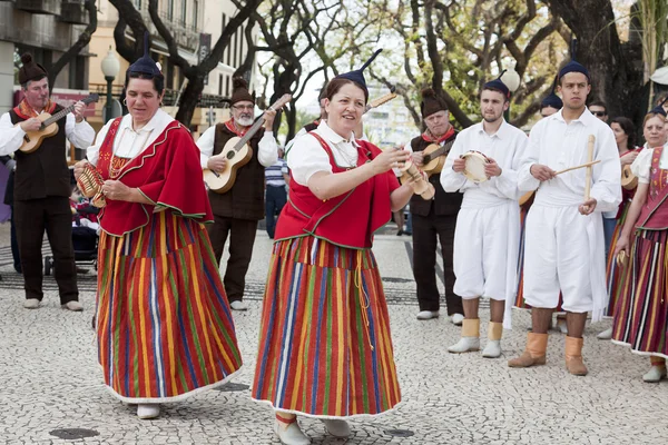 Funchal, Madeira - 20 April 2015: Artiesten met kleurrijke en uitgebreide kostuums deel te nemen aan de Parade van Bloemenfestival op de Madeira Island, Portugal. — Stockfoto