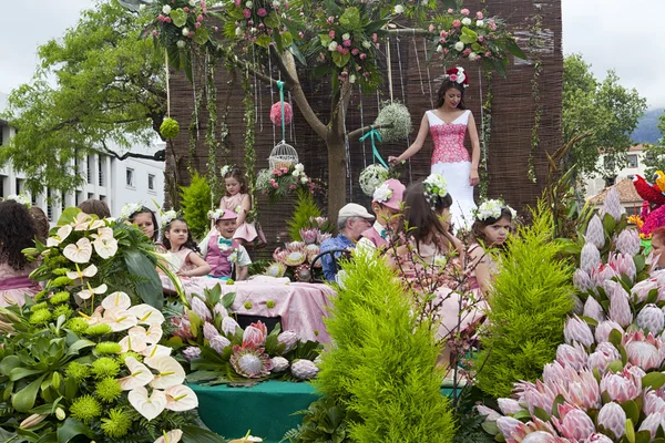 Funchal, Madeira - 20 Nisan 2015: Performans katılan çiçek Festivali geçit Madeira Adası, Portekiz üzerinde renkli ve ayrıntılı kostümleri ile.