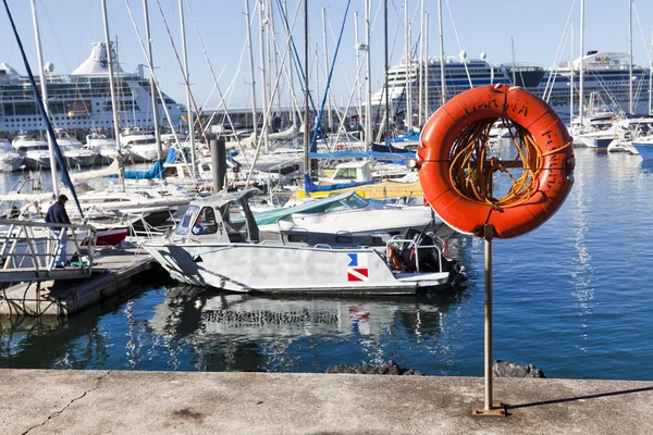 FUNCHAL, MADEIRA - 22 DE ABRIL DE 2015: Yates amarrados en el puerto de Funchal, isla de Madeira, Portugal . —  Fotos de Stock