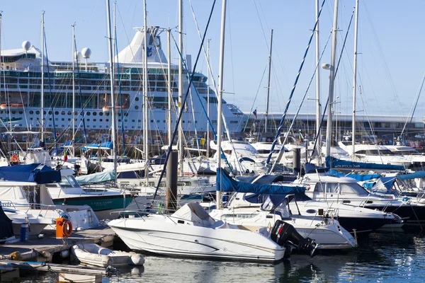 FUNCHAL, MADEIRA - 22 DE ABRIL DE 2015: Yates amarrados en el puerto de Funchal, isla de Madeira, Portugal . —  Fotos de Stock