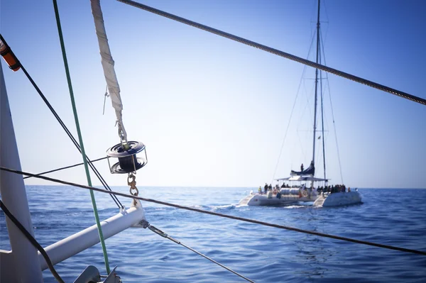 Catamarã veleiro. calmo oceano azul e céu azul sem nuvens estão no fundo — Fotografia de Stock