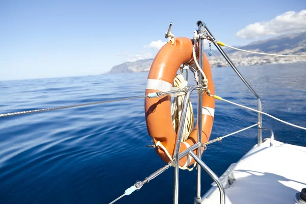 Boa di salvataggio su catamarano barca a vela — Foto Stock