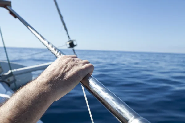 Catamarã veleiro. calmo oceano azul e céu azul sem nuvens estão no fundo — Fotografia de Stock