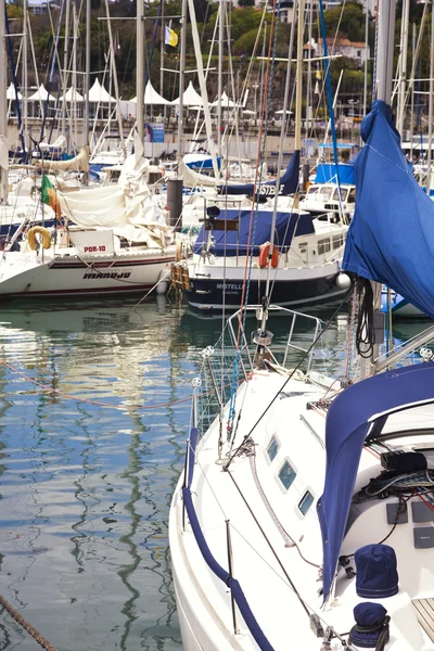 FUNCHAL, MADEIRA - 22 de abril de 2015: Iates atracados no porto do Funchal, ilha da Madeira, Portugal . — Fotografia de Stock