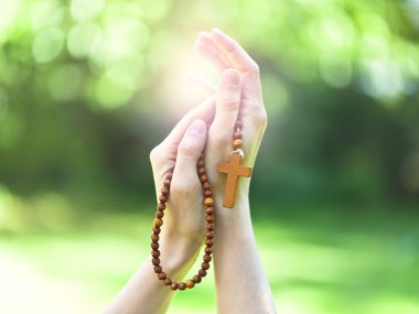 Elinde tespih ile Hıristiyan dua