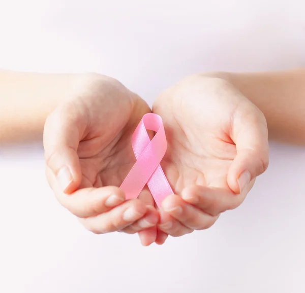 Różowy piersi Rak świadomości wstążki w gands — Zdjęcie stockowe