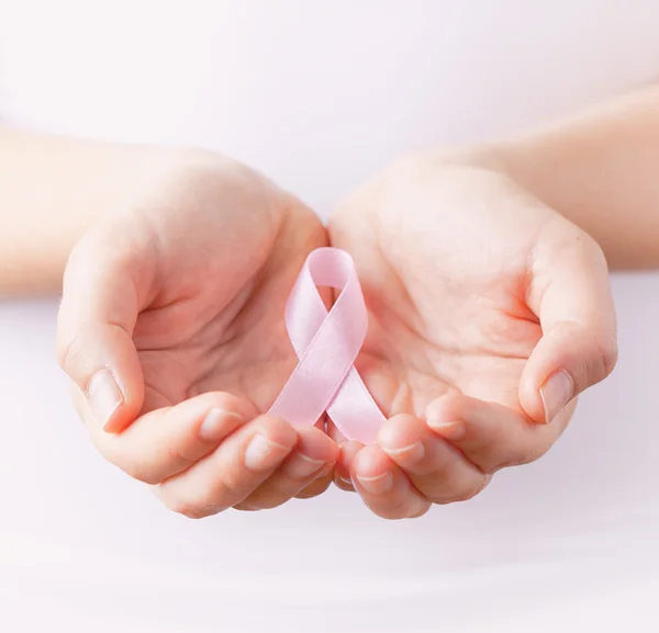 Nastro rosa di consapevolezza del cancro al seno nelle ghiandole — Foto Stock