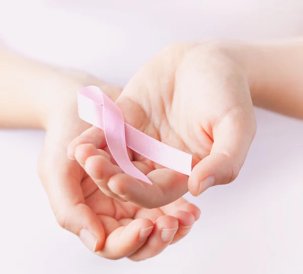 Fita de conscientização do câncer de mama rosa em gands — Fotografia de Stock