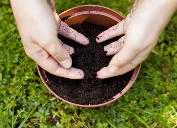 Gardening, hands in soil — Stock Photo, Image