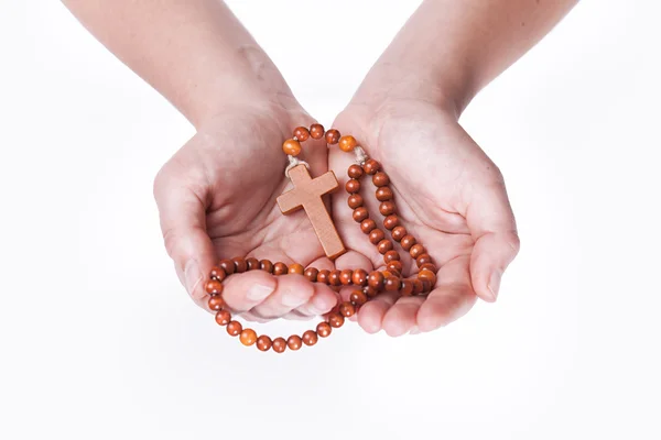 Χριστιανική προσευχή χάντρες στο χέρι της γυναίκας — Φωτογραφία Αρχείου