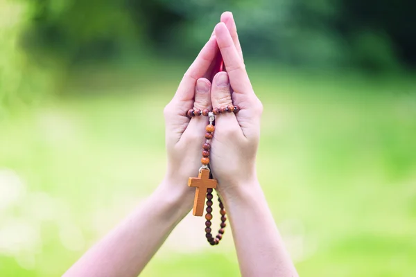 Christelijke gebed kralen in de hand van vrouw — Stockfoto