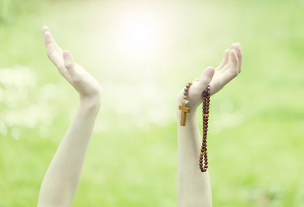 Perline di preghiera cristiana in mano alla donna — Foto Stock