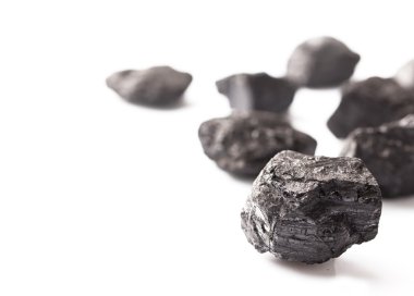 Beyaz arka plan üzerinde kopya alanı izole kömür