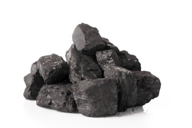Beyaz arkaplanda izole edilmiş kömür yığını