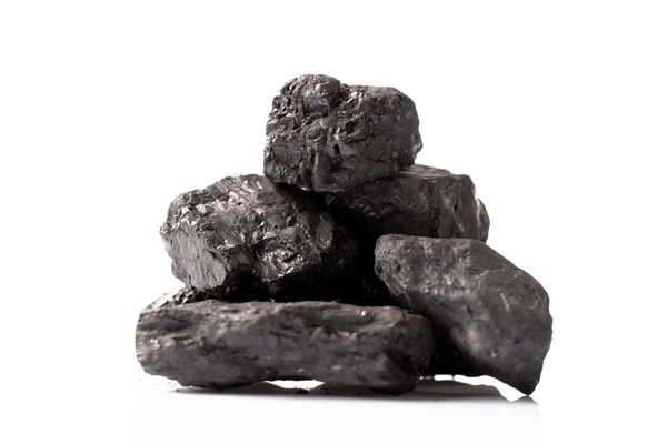 Kohlestapel isoliert auf weißem Hintergrund — Stockfoto