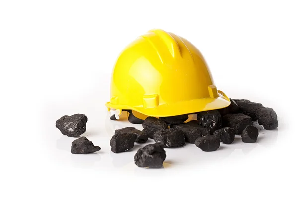 Mijnbouw helm in de achtergrond-heap van steenkool — Stockfoto