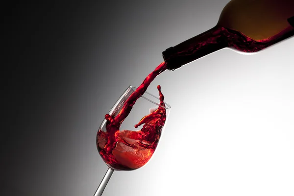 Vinho tinto Splashing, conceito de degustação de vinhos — Fotografia de Stock