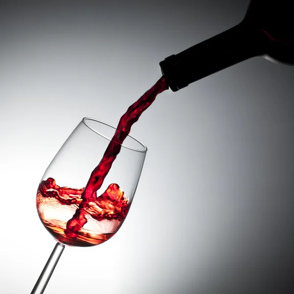 Rode wijn, wijn splash gieten — Stockfoto