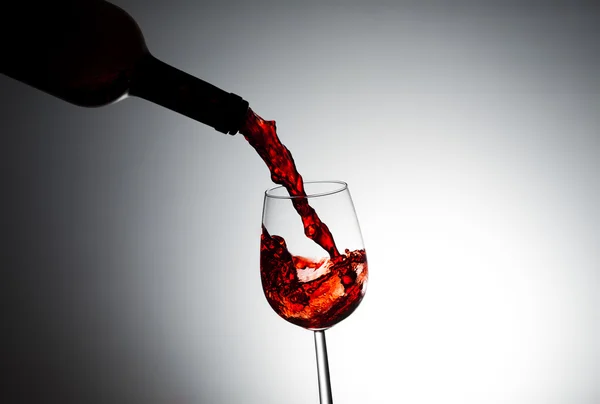 Respingo de vinho, derramando vinho tinto — Fotografia de Stock