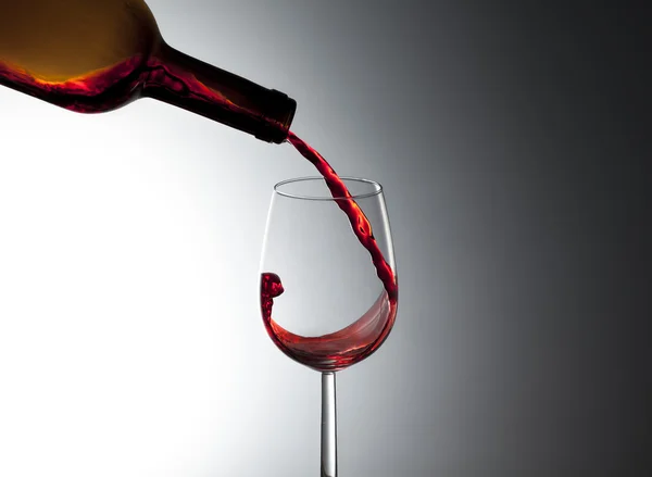 赤ワイン注いで、スプラッシュ効果 — ストック写真
