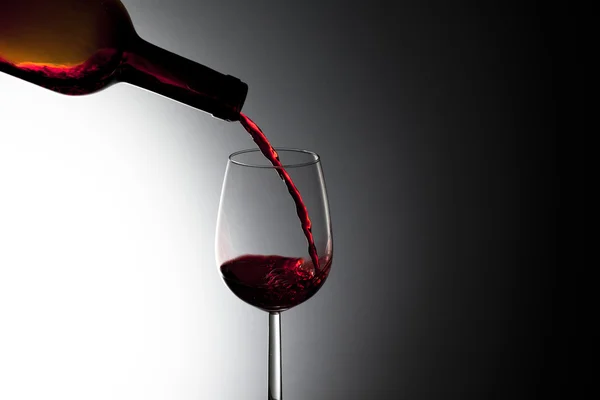 Pouring red wine, — Stock Photo, Image