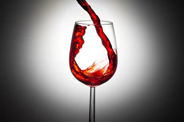 Leeres Weinglas über weißem — Stockfoto