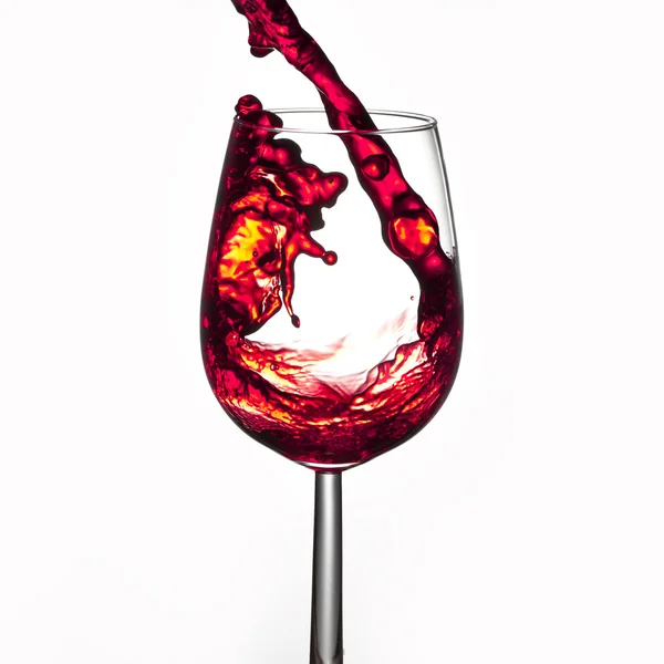 Vinho tinto derramando, efeito splash — Fotografia de Stock