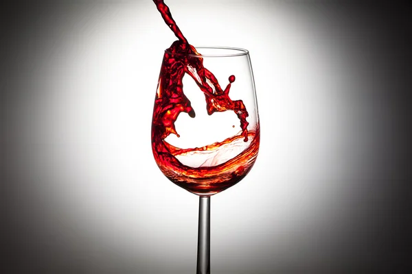 Vino rosso versando, effetto spruzzo — Foto Stock