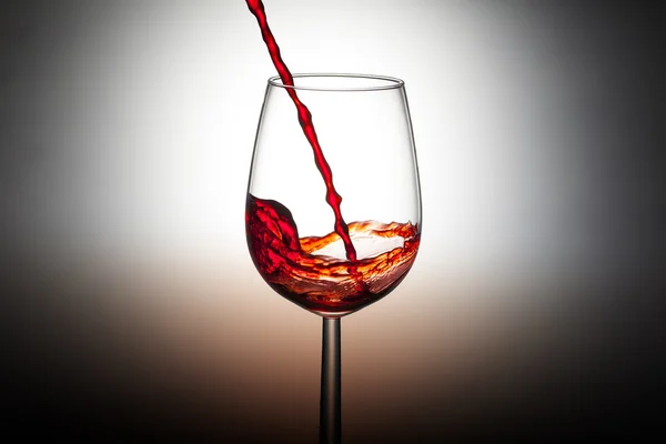 Spruzzi di vino, versando vino rosso — Foto Stock