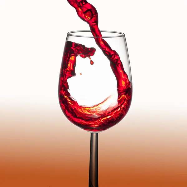 Wein spritzen, Rotwein einschenken — Stockfoto