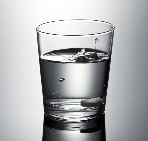 Glass with effervescent tablet in water — Stock Photo, Image