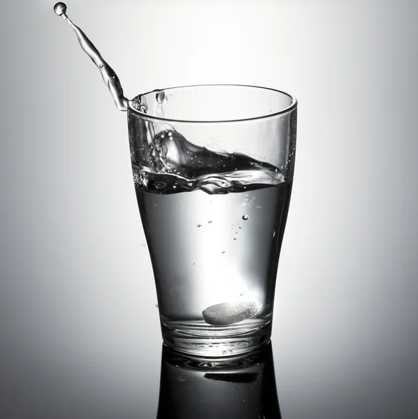 Glass with effervescent tablet in water — Stock Photo, Image