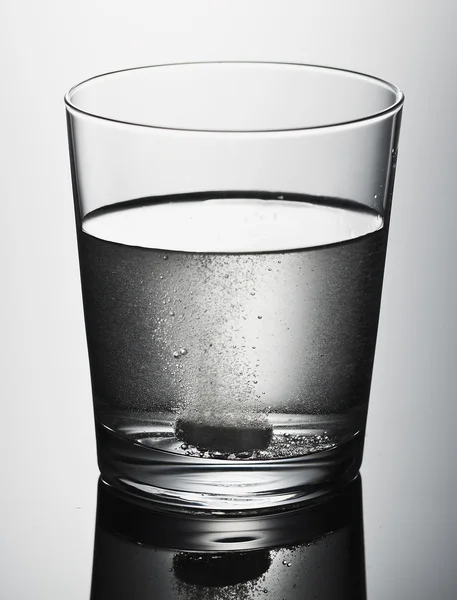 Glass with effervescent tablet in water — Stock Photo, Image