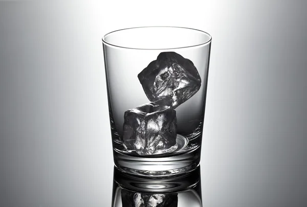 Vaso de whisky vacío con cubitos de hielo — Foto de Stock