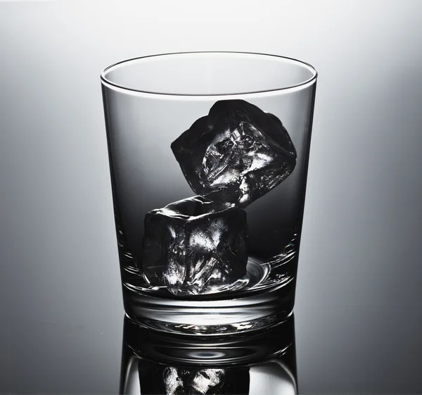 Sklo prázdné whisky s ledem — Stock fotografie