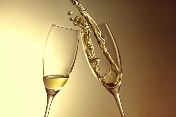 两个香槟酒杯准备好迎接新年 — 图库照片
