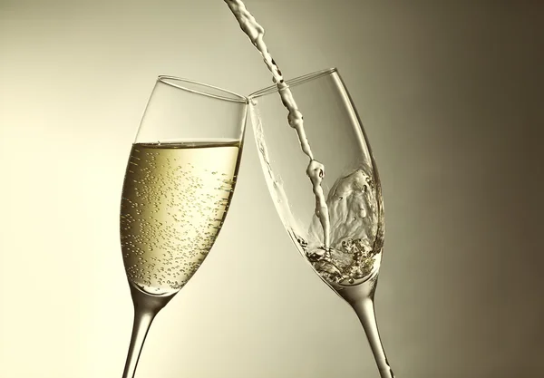 Hälla champagne i glas, karneval eller nyårsfirande — Stockfoto