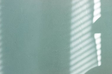 Güneşli boyalı bir duvardaki zıt gölgeler.