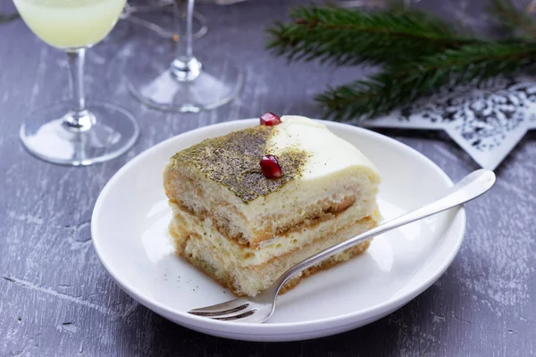 Итальянский десерт тирамису, приготовленный из чая маття и лимончелло. — стоковое фото
