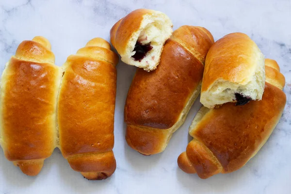 Rollos de masa de levadura rellenos con mermelada y nueces. —  Fotos de Stock