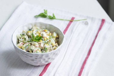 Yengeç sopalı, mayonezli sebze salatası..