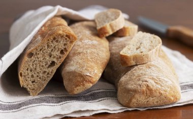 Baget ve baget dilimleri ahşap bir masada..