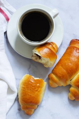 İçine reçel ve fındık doldurulmuş hamur hamuru. Seçici odak.