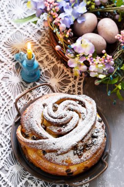 Paskalya pastası, lezzetli ve kuru meyveler ve arka planda Paskalya dekoru..